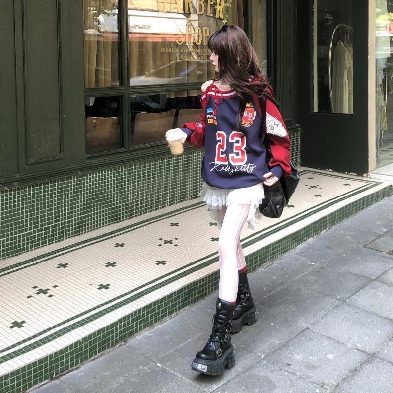 寬鬆斜肩梆帶設計感上衣-細節圖3