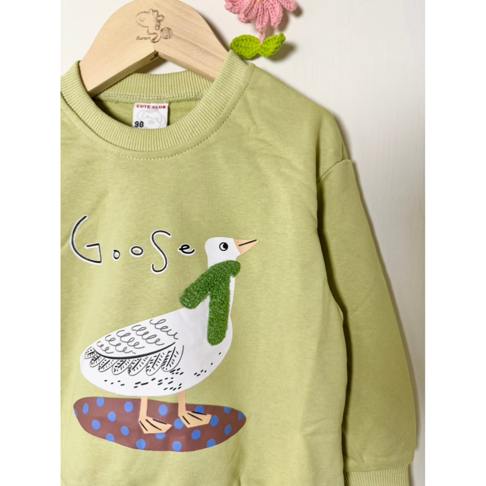 Ruroro穿圍巾的鵝上衣-細節圖2