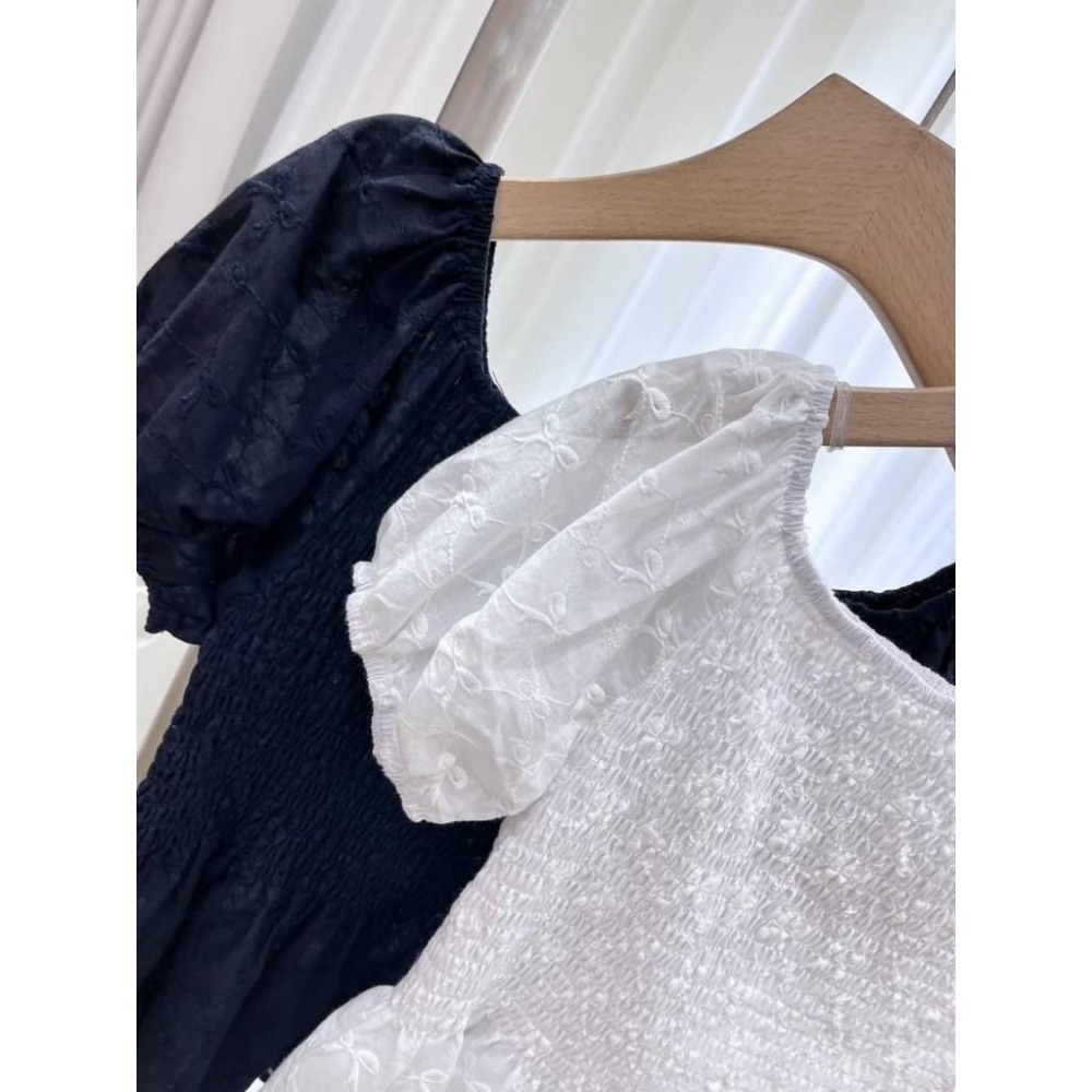 (A350)正韓 刺繡蝴蝶結皺皺感一字領上衣-2色-細節圖7