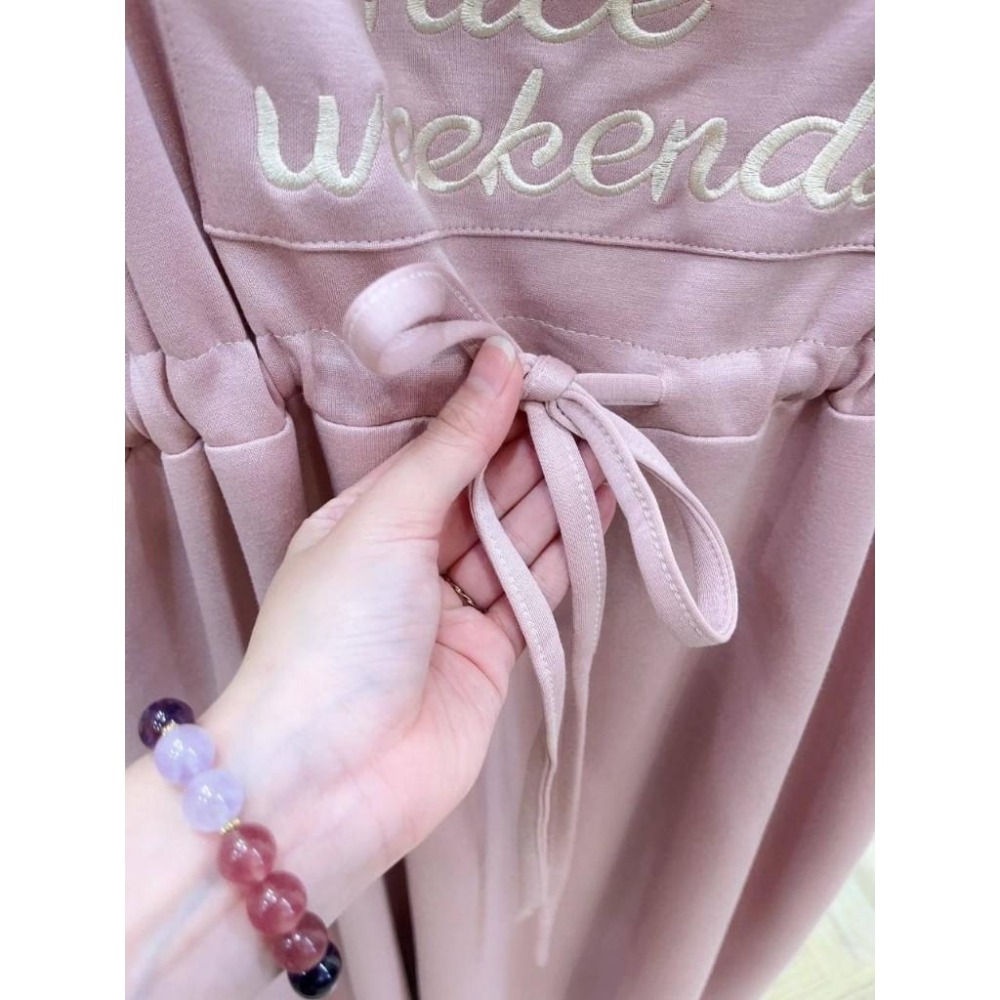 (F35)刺繡英字抽繩吊帶裙-3色-細節圖6