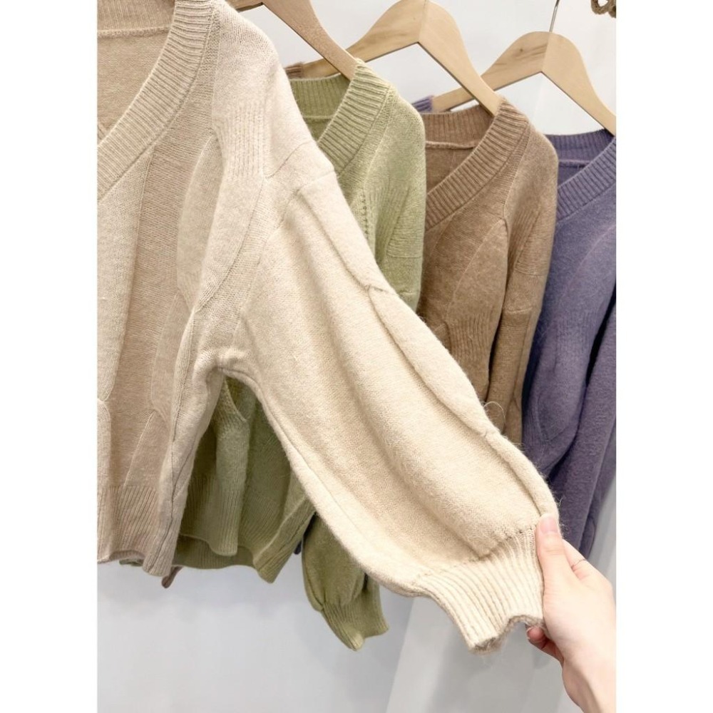 (A309)泡泡袖V領針織長袖上衣-4色 澎澎袖 短版針織 長袖短版 毛衣-細節圖6