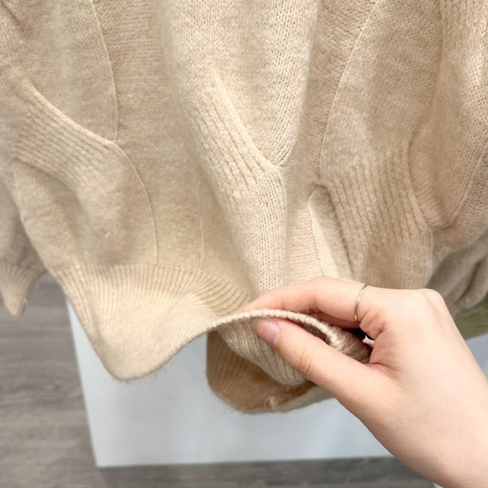 (A309)泡泡袖V領針織長袖上衣-4色 澎澎袖 短版針織 長袖短版 毛衣-細節圖7