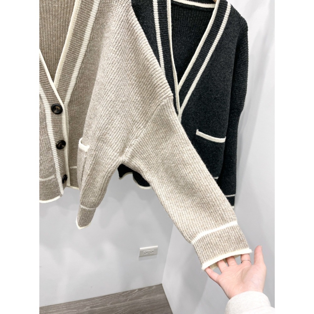 (G41)V領針織雙口袋外套-2色-細節圖8