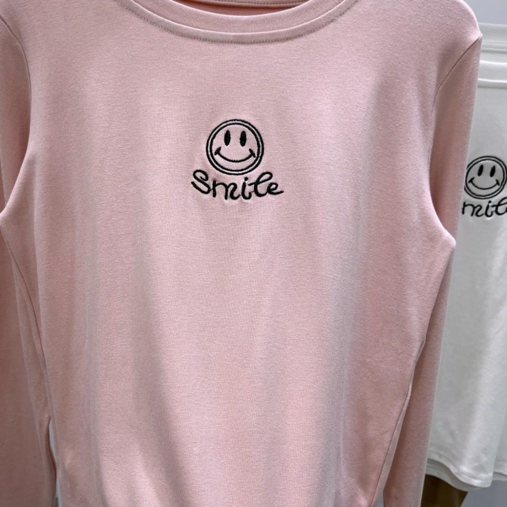 (A308)刺繡笑臉圖案棉質長袖上衣-3色 薄長袖 短版 長袖短版 tshirt t恤 長袖t恤-細節圖2