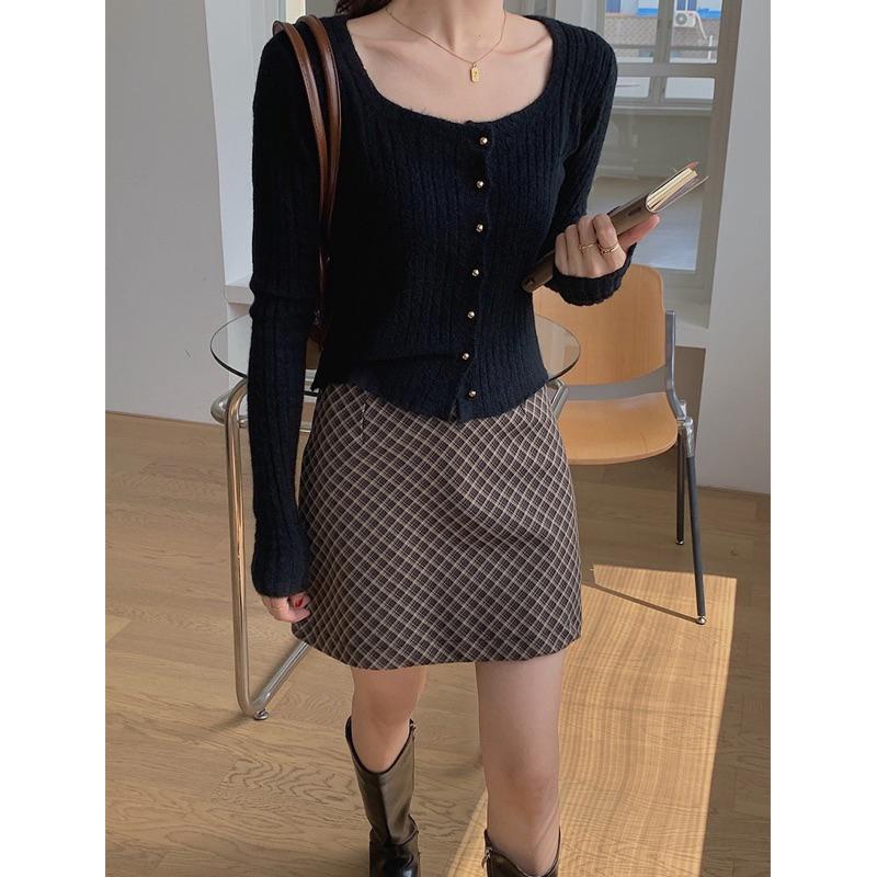 (A251)方領排釦短版坑條針織上衣-5色 短版針織 針織上衣長袖-細節圖6