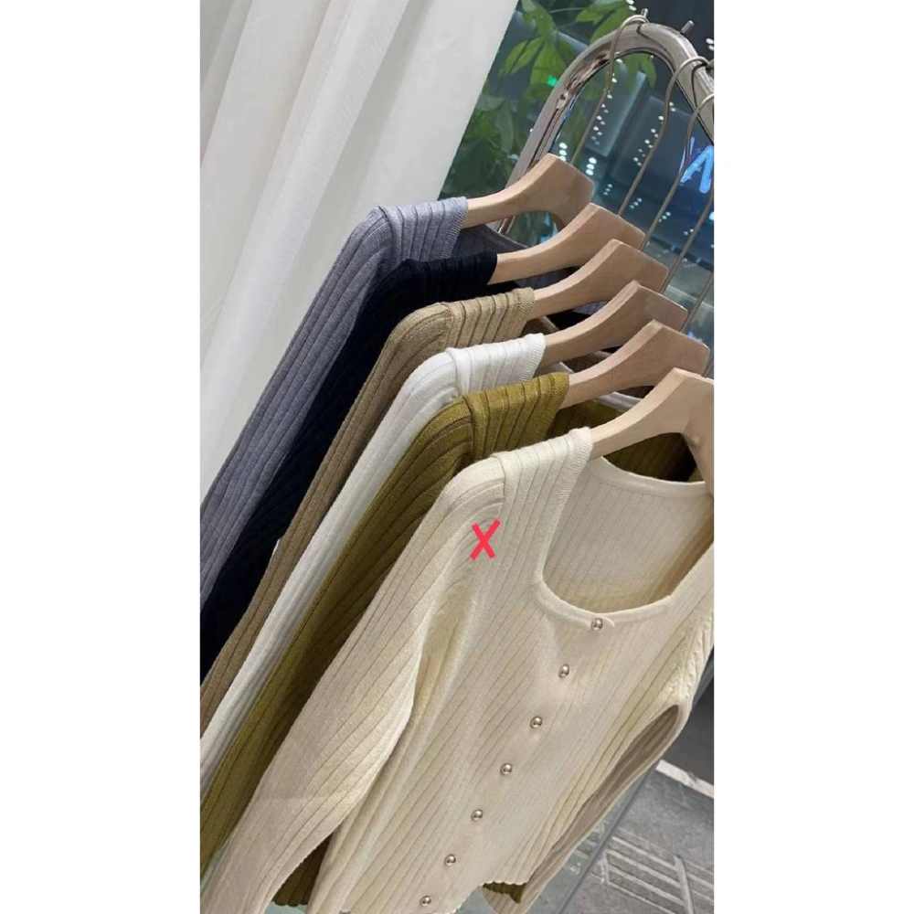 (A251)方領排釦短版坑條針織上衣-5色 短版針織 針織上衣長袖-細節圖9