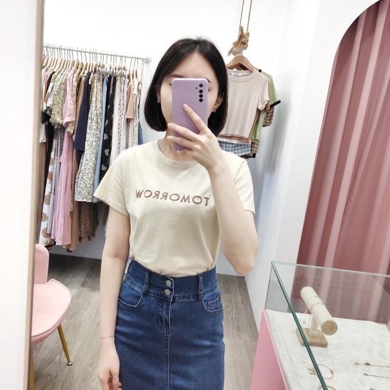 (A182) Tomorrow立體英字泡棉感短袖上衣-3色【現貨-黑】-細節圖3