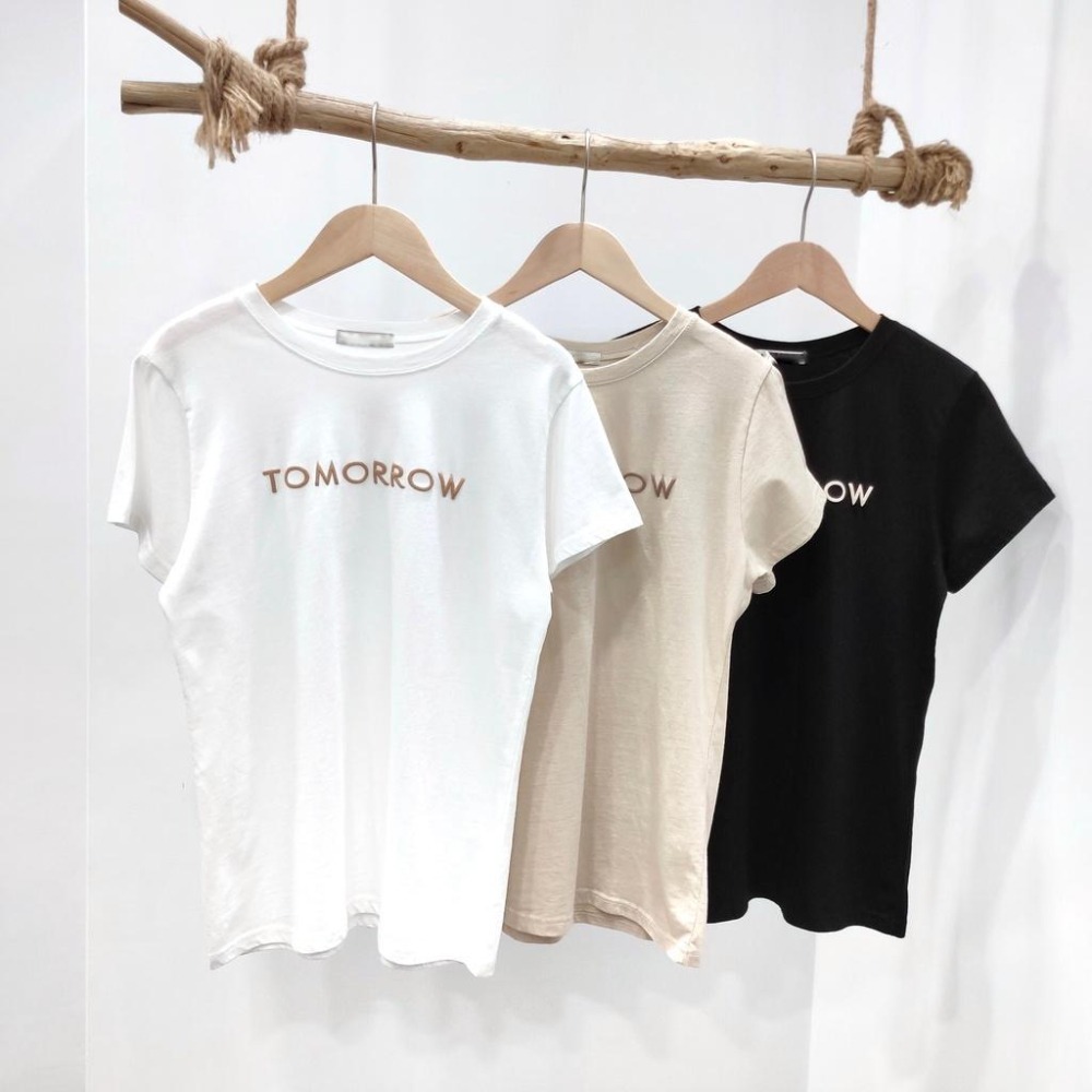 (A182) Tomorrow立體英字泡棉感短袖上衣-3色【現貨-黑】-細節圖7