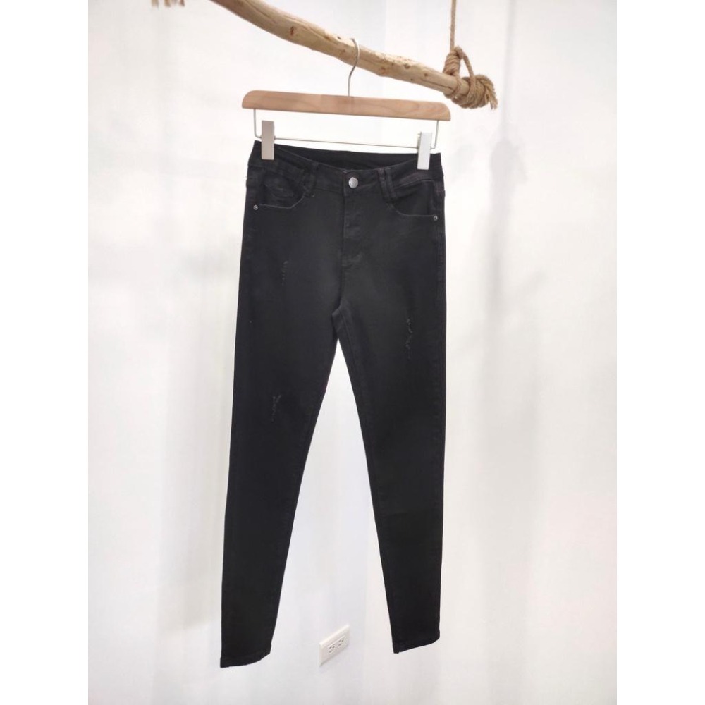 (D156)微刷破黑色牛仔窄管褲S-XL-細節圖5