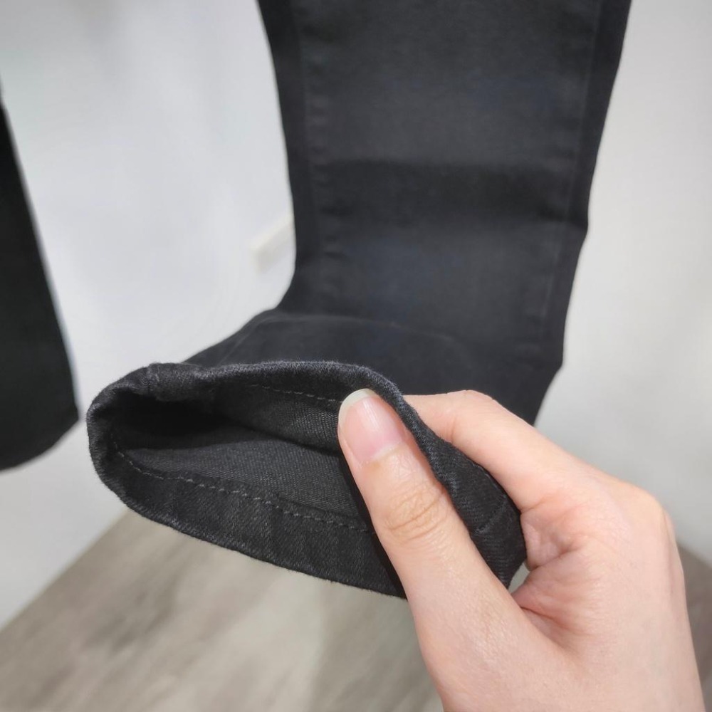 (D156)微刷破黑色牛仔窄管褲S-XL-細節圖7