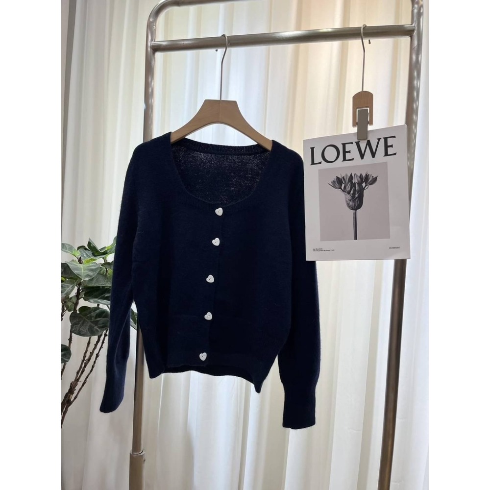 (A286)方領愛心釦針織上衣-3色 針織外套-規格圖5