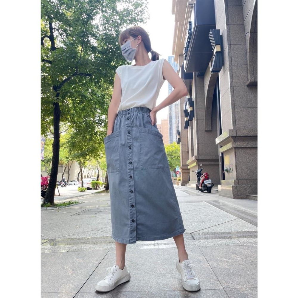 (E55)正韓 雙口袋A字排釦長裙-4色-細節圖2