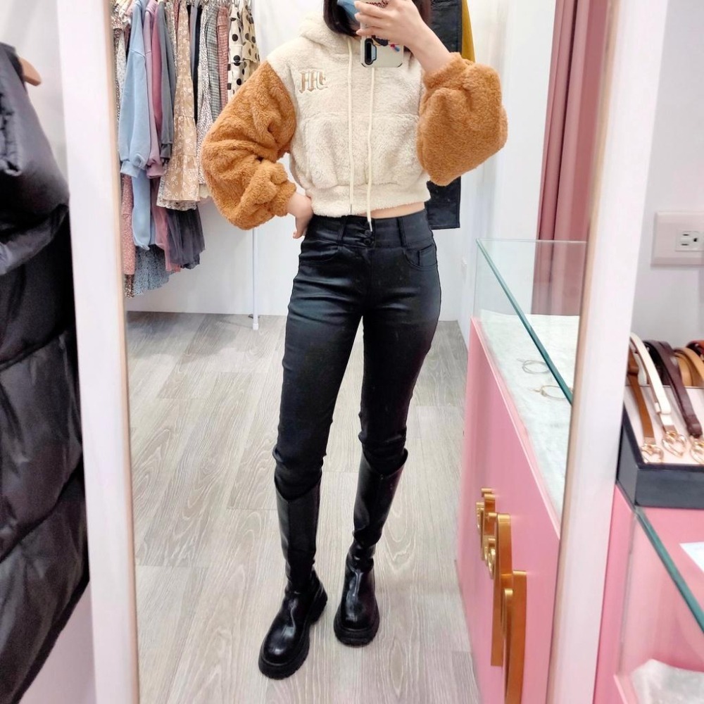 (A119)熊寶寶撞色感短版帽t-2色【現貨-駝】字母 連帽上衣 長袖帽t 長袖上衣 長袖短版上衣-細節圖2