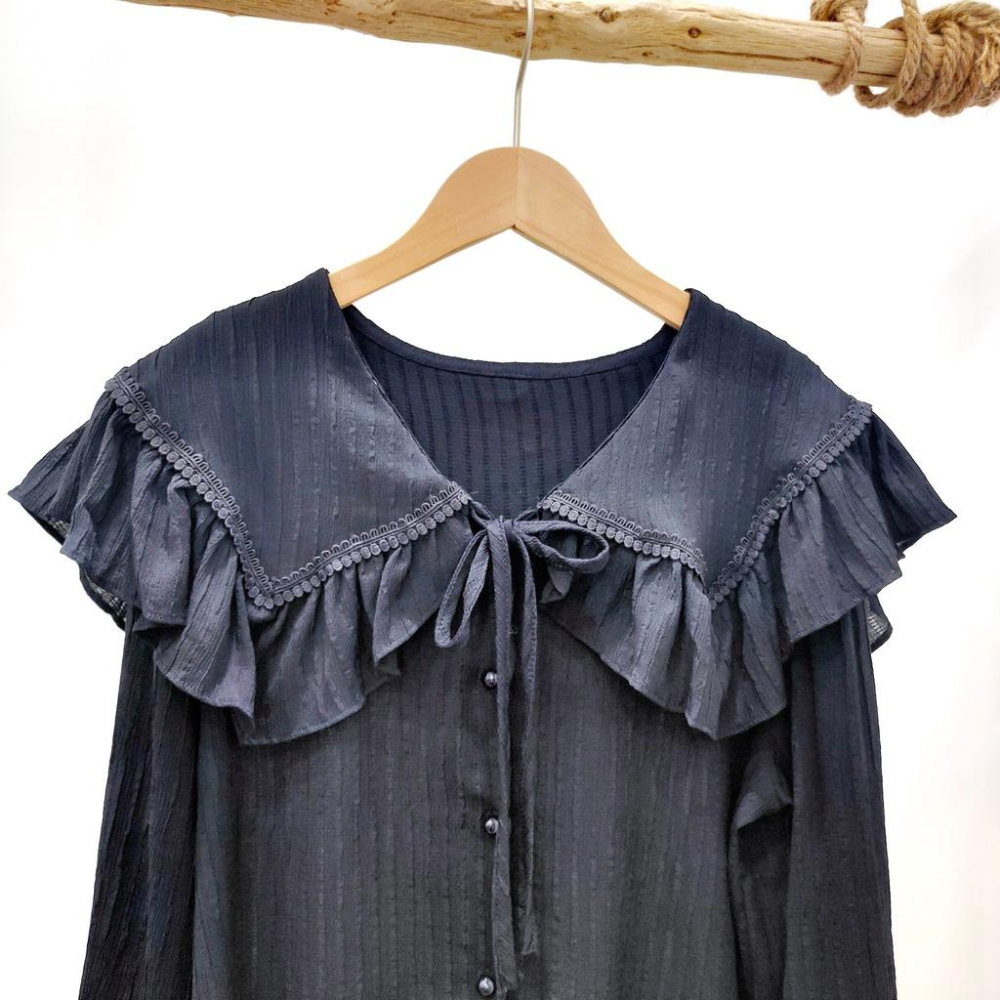 (A130)雕花領壓摺感襯衫-3色【現貨-深藍】休閒襯衫 長袖襯衫 女生襯衫 棉麻襯衫 氣質-細節圖8