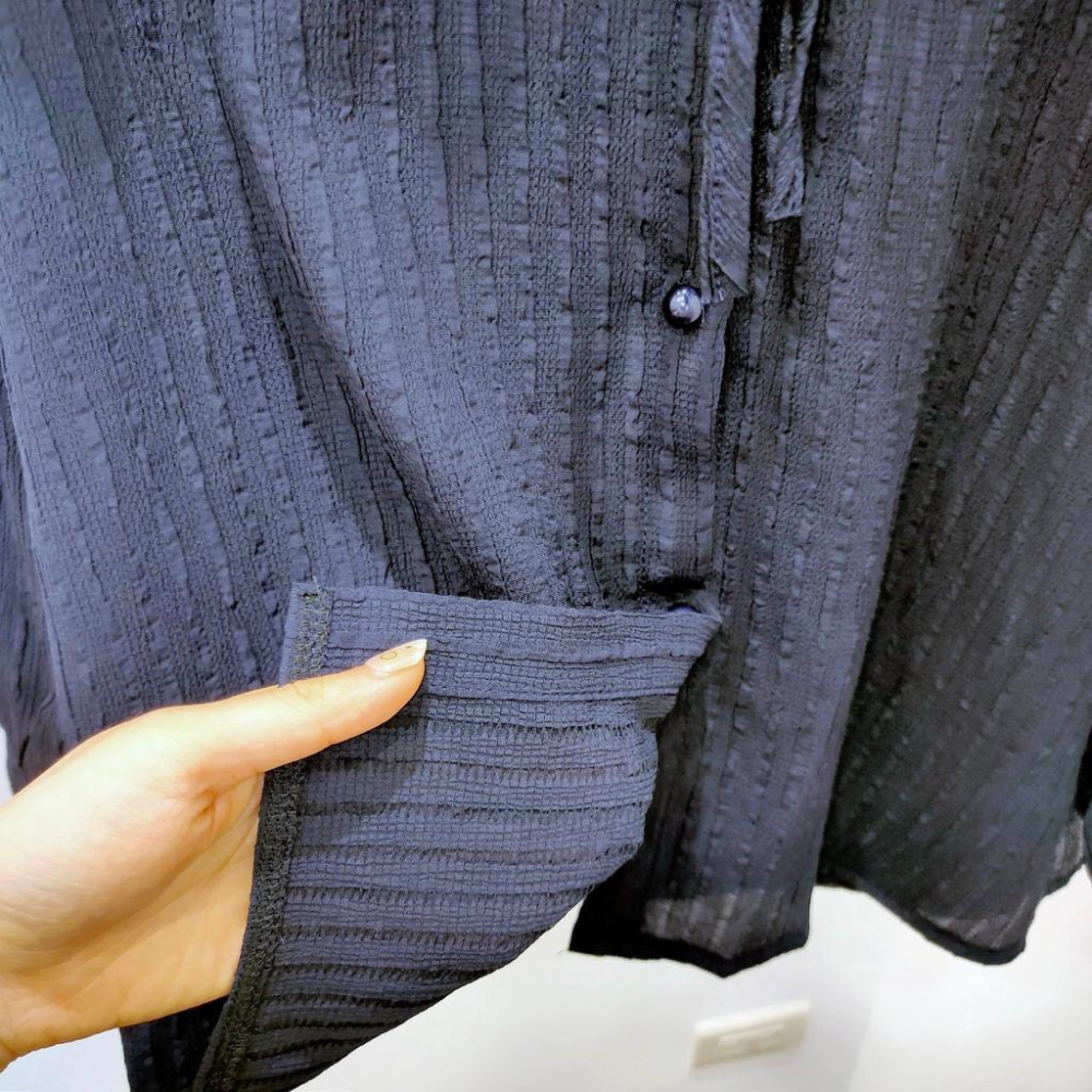 (A130)雕花領壓摺感襯衫-3色【現貨-深藍】休閒襯衫 長袖襯衫 女生襯衫 棉麻襯衫 氣質-細節圖9
