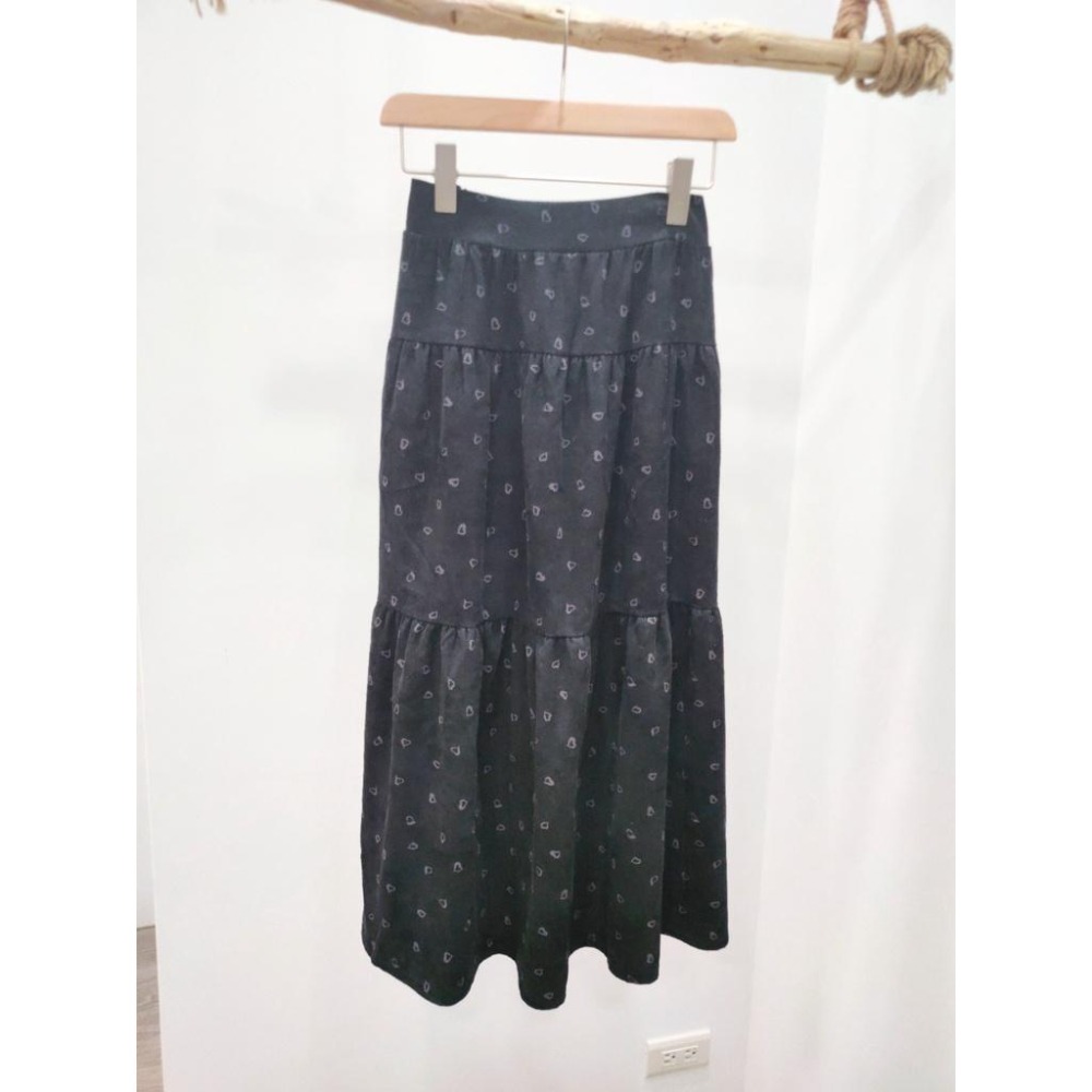 (E45) 正韓 後鬆緊愛心圖案燈芯絨蛋糕長裙-細節圖4