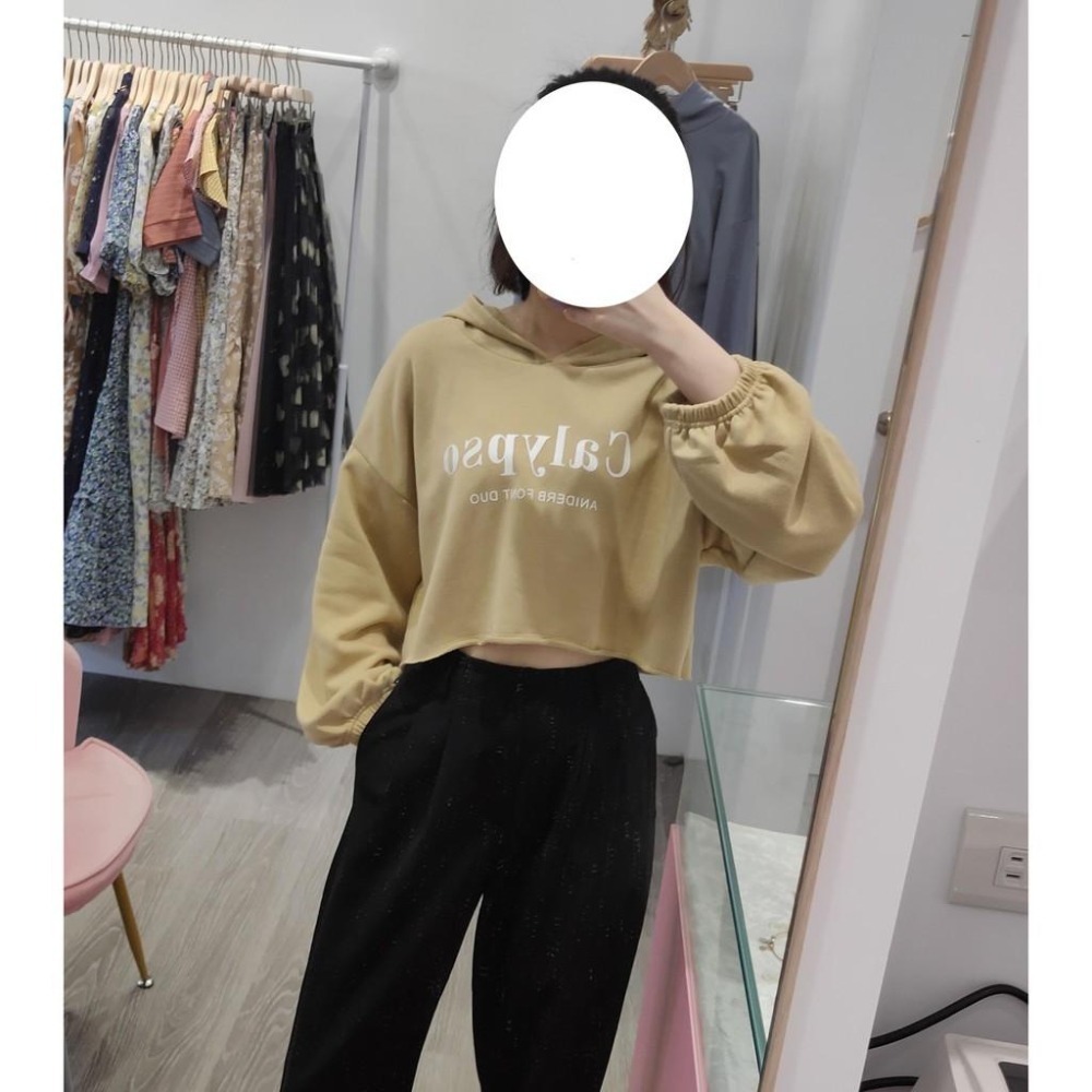 (A93)正韓-英字縮口短版連帽上衣-4色【現貨-米杏】短版 短版上衣 字母 韓國 帽t 薄長袖 長袖上衣-細節圖5