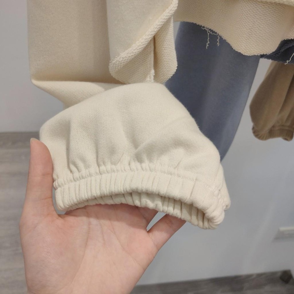 (A93)正韓-英字縮口短版連帽上衣-4色【現貨-米杏】短版 短版上衣 字母 韓國 帽t 薄長袖 長袖上衣-細節圖7