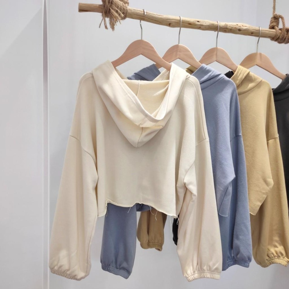 (A93)正韓-英字縮口短版連帽上衣-4色【現貨-米杏】短版 短版上衣 字母 韓國 帽t 薄長袖 長袖上衣-細節圖9