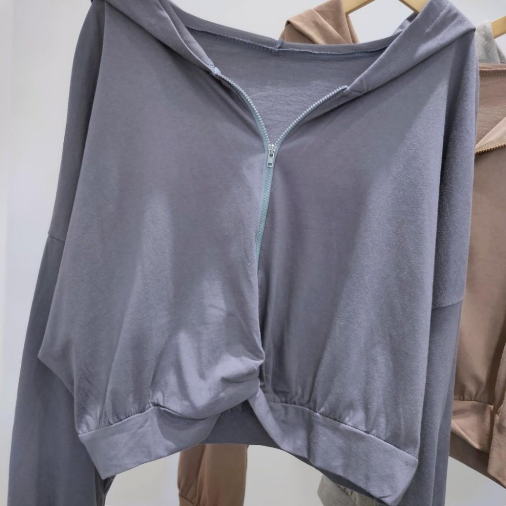 (A84)正韓-下扭結設計拉鍊連帽上衣-3色 短版 短版上衣 長袖短版上衣 帽t 薄長袖 長袖上衣-細節圖7