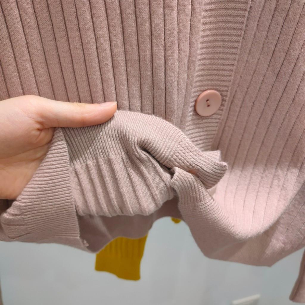 (A92)v領排扣長袖柔軟針織上衣-5色 針織 針織上衣長袖 v領針織上衣 排釦針織上衣 針織外套-細節圖2