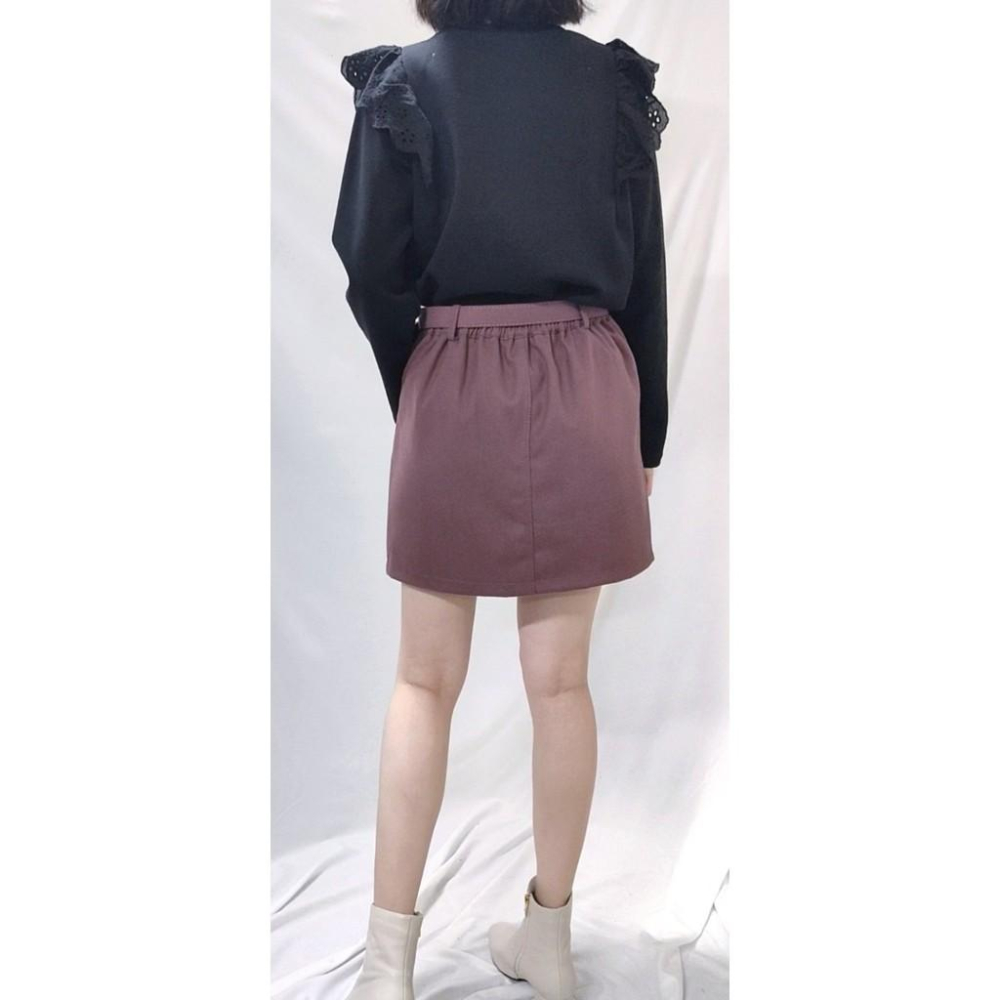 (A49)韓-英文刺繡雕花荷葉領長袖上衣-3色【現貨-紅棕.黑】📍折扣出清售完不補/不退換📍-細節圖3