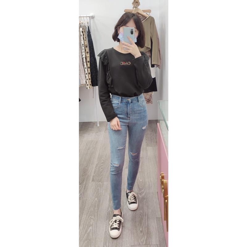 (A49)韓-英文刺繡雕花荷葉領長袖上衣-3色【現貨-紅棕.黑】📍折扣出清售完不補/不退換📍-細節圖4