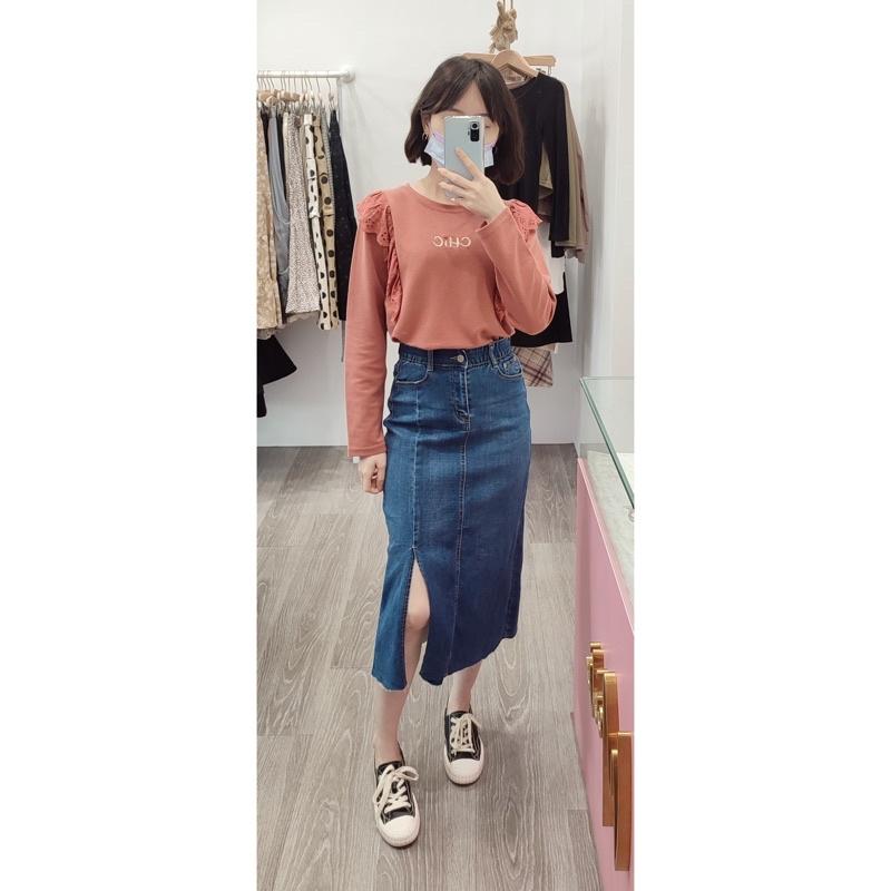 (A49)韓-英文刺繡雕花荷葉領長袖上衣-3色【現貨-紅棕.黑】📍折扣出清售完不補/不退換📍-細節圖5