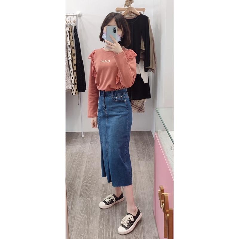 (A49)韓-英文刺繡雕花荷葉領長袖上衣-3色【現貨-紅棕.黑】📍折扣出清售完不補/不退換📍-細節圖6