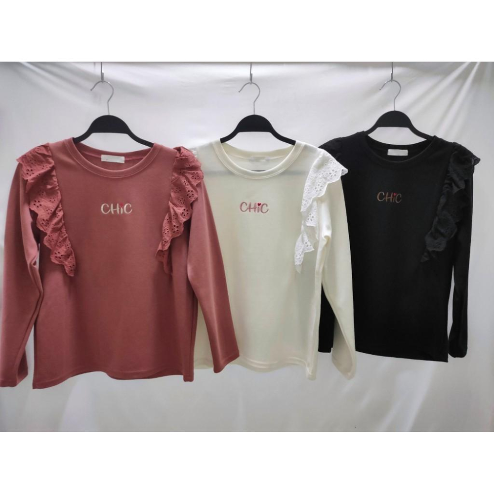 (A49)韓-英文刺繡雕花荷葉領長袖上衣-3色【現貨-紅棕.黑】📍折扣出清售完不補/不退換📍-細節圖7