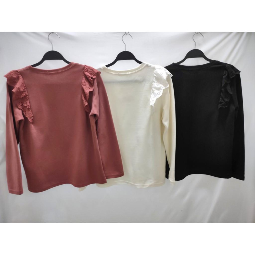 (A49)韓-英文刺繡雕花荷葉領長袖上衣-3色【現貨-紅棕.黑】📍折扣出清售完不補/不退換📍-細節圖8