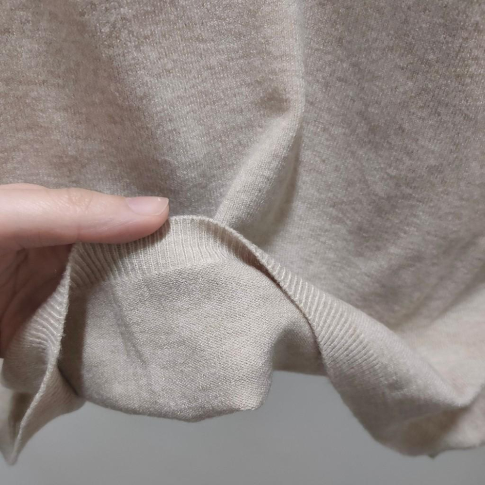 (A43)v領素面長袖柔軟針織上衣-4色【現貨-杏】📍折扣出清售完不補/不退換📍-細節圖7