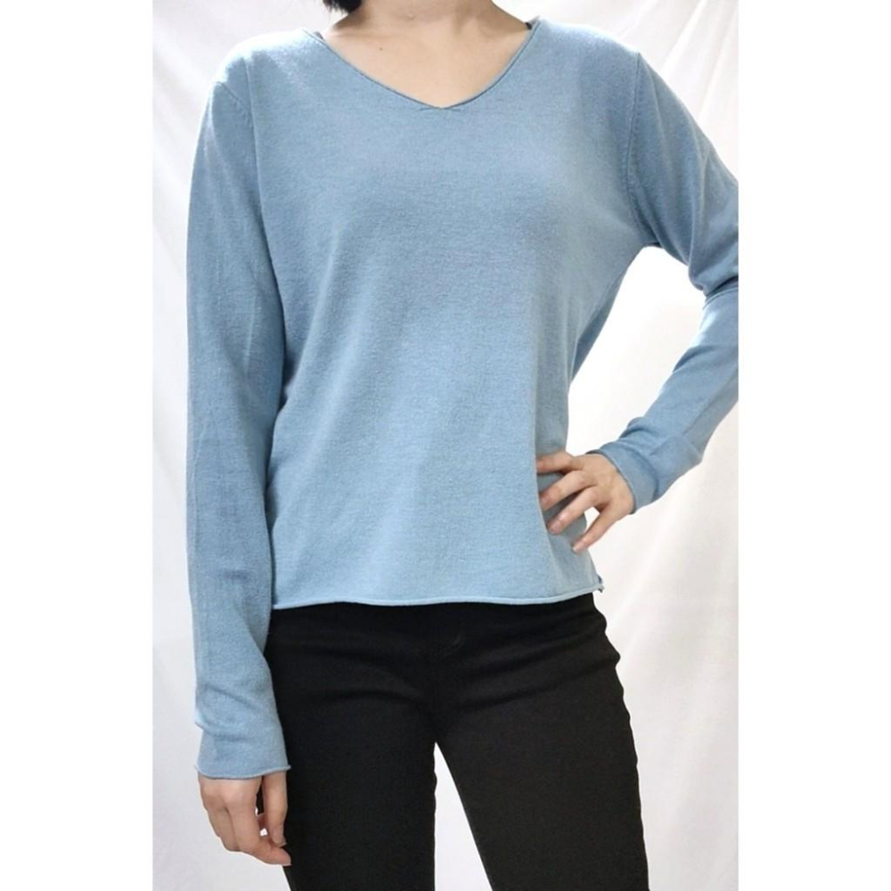 (A35)v領捲邊柔軟薄針織長袖上衣-4色【現貨-米杏】針織 針織上衣 針織衫 針織上衣長袖 v領針織上衣 長袖上衣-細節圖2