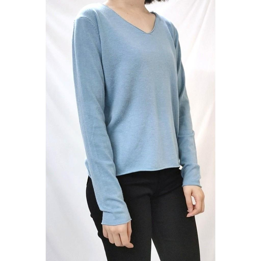 (A35)v領捲邊柔軟薄針織長袖上衣-4色【現貨-米杏】針織 針織上衣 針織衫 針織上衣長袖 v領針織上衣 長袖上衣-細節圖3