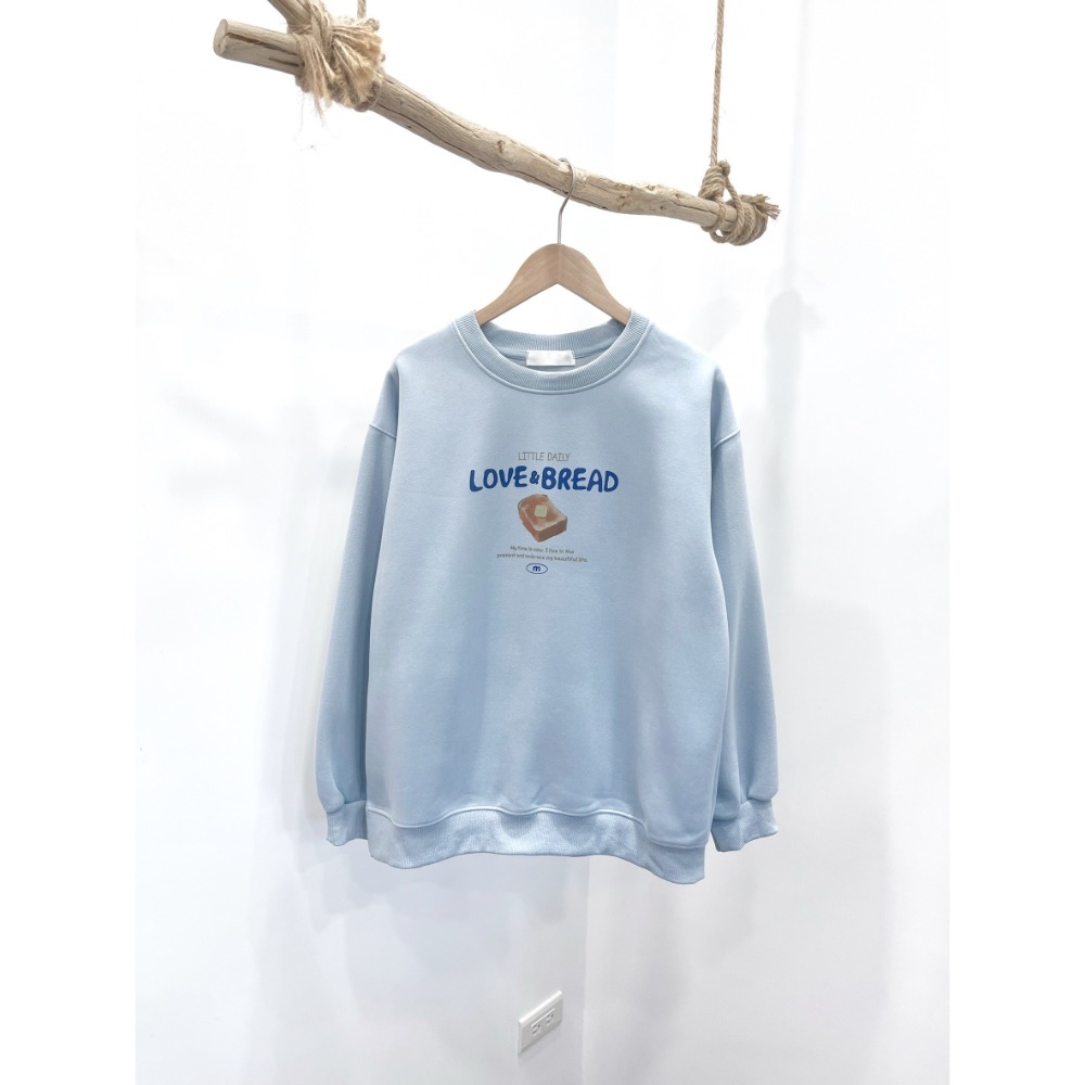 (A403)吐司印花圖案長袖大學t-3色-規格圖3