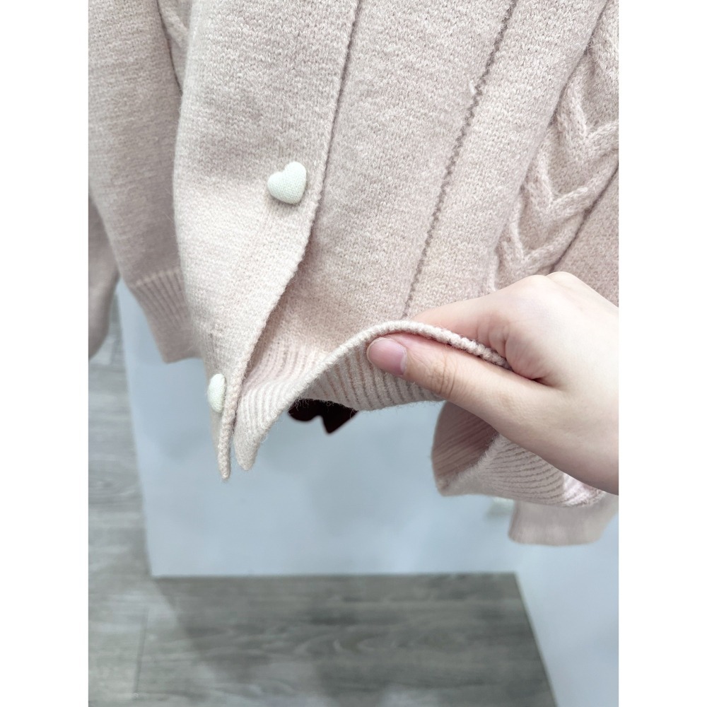 (A407)愛心包釦娃娃領針織上衣-3色-細節圖7