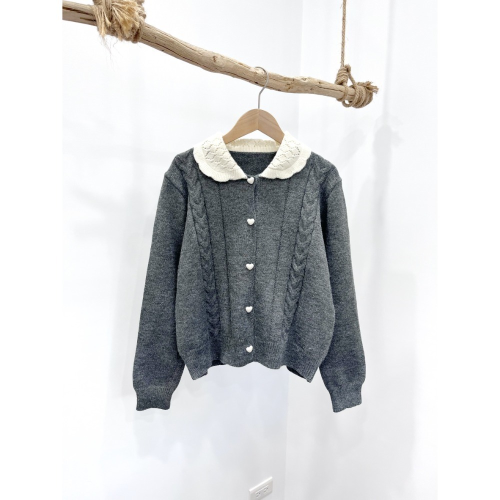 (A407)愛心包釦娃娃領針織上衣-3色-規格圖7