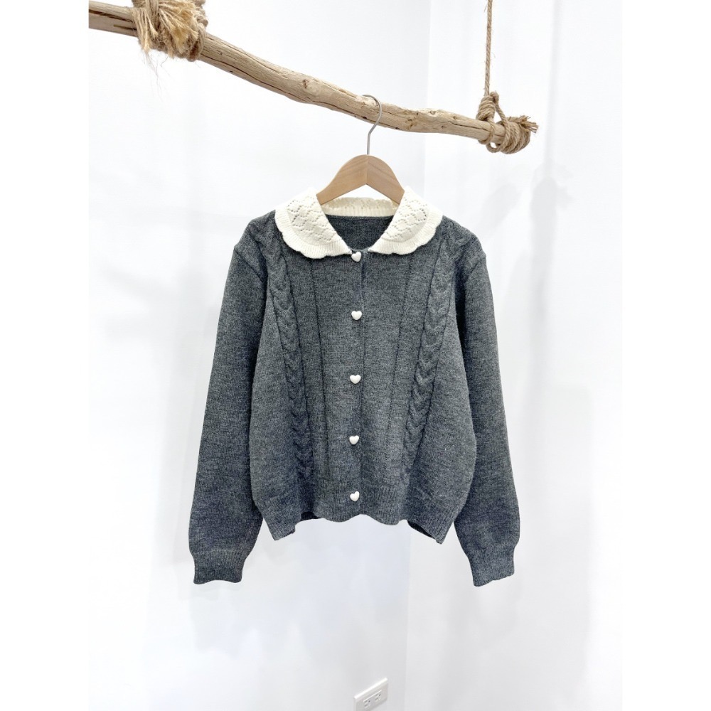 (A407)愛心包釦娃娃領針織上衣-3色-規格圖9