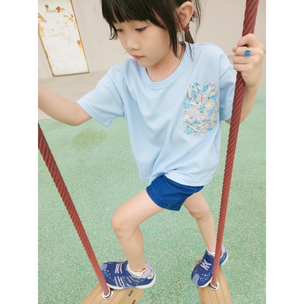 Rakkimore 日系童裝 華夫格透氣材質 小兔子口袋-藍色 小碎花短袖上衣 韓版童裝-細節圖2