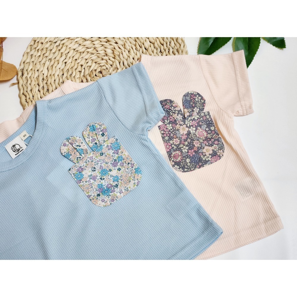 Rakkimore 日系童裝 華夫格透氣材質 小兔子口袋-藍色 小碎花短袖上衣 韓版童裝-細節圖3