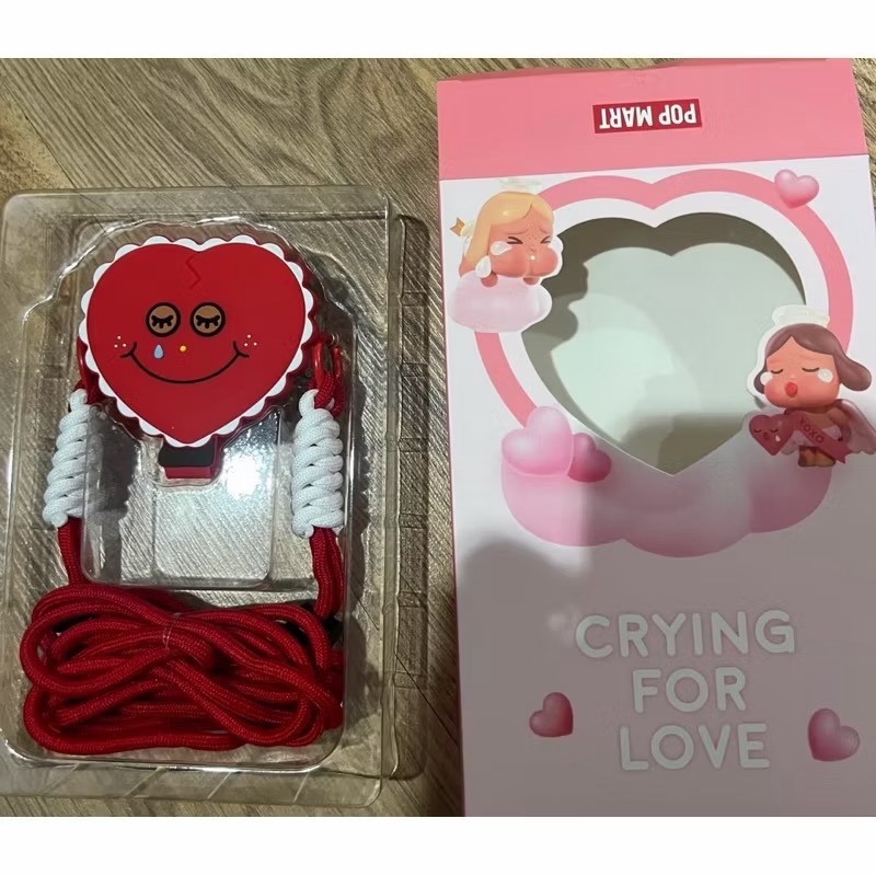 《現貨》popmart 泡泡瑪特 哭娃Crybaby 愛神眼淚-情人節限定💌手機背夾💘徽章 毛絨鏡 天使徽章-規格圖7