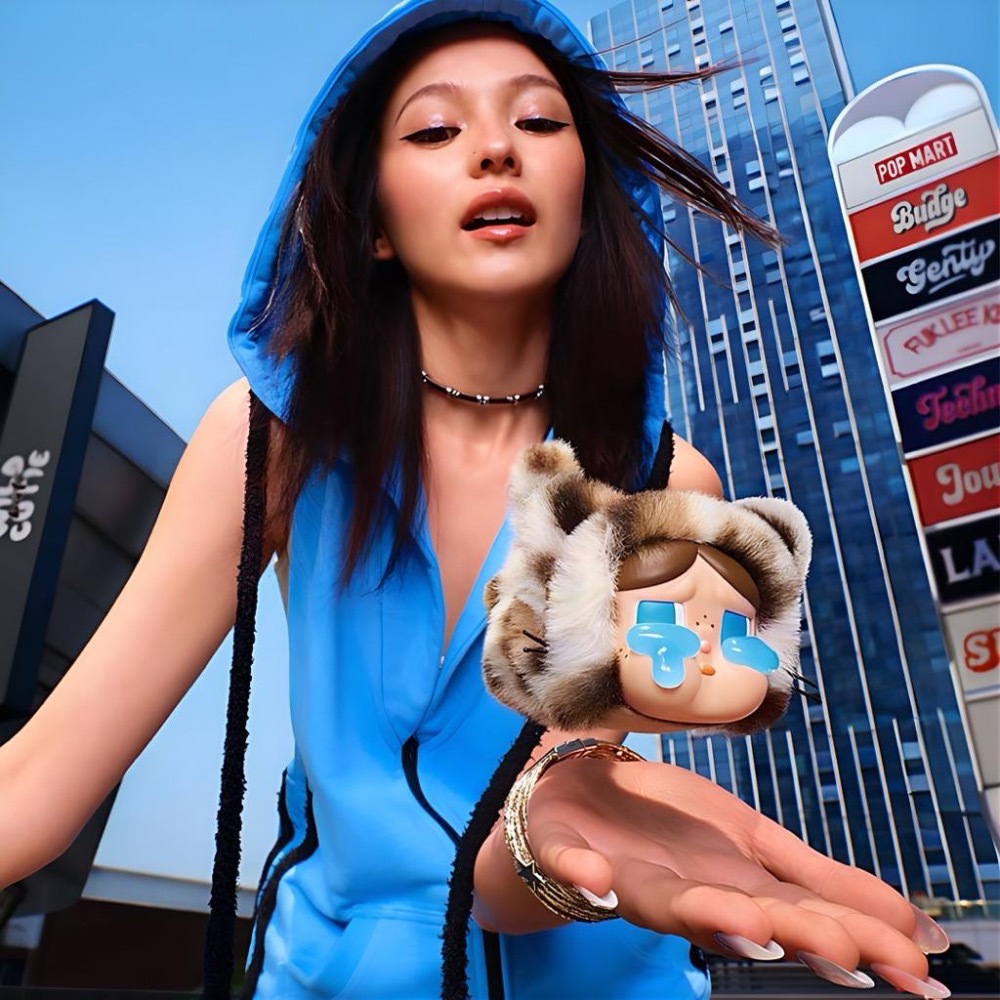 《現貨》 POPMART泡泡瑪特 CRYBABY 豹豹貓貓系列 - 搪膠毛絨掛件盲盒 哭娃 確認款 隱藏款-細節圖2