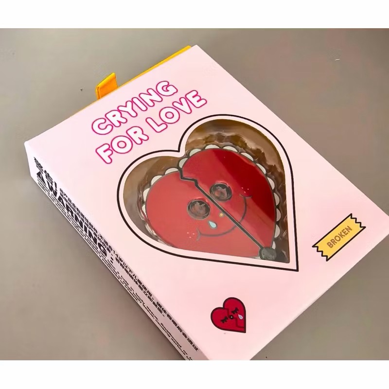 《現貨》popmart 泡泡瑪特 哭娃Crybaby 愛神眼淚-情人節限定💌手機背夾💘徽章 毛絨鏡 天使徽章-規格圖7