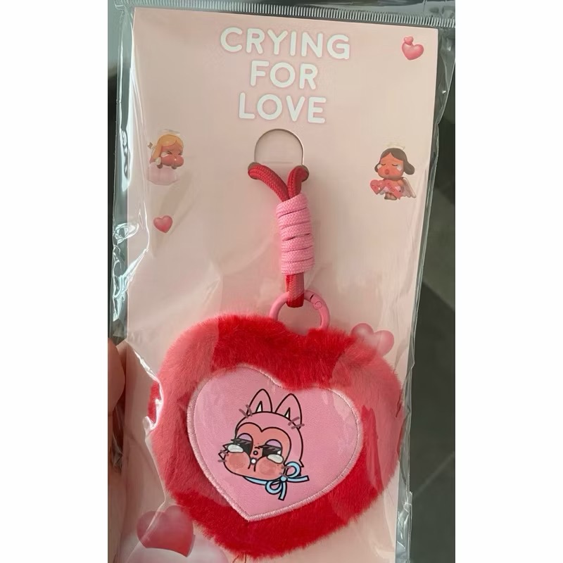 《現貨》popmart 泡泡瑪特 哭娃Crybaby 愛神眼淚-情人節限定💌手機背夾💘徽章 毛絨鏡 天使徽章-規格圖7