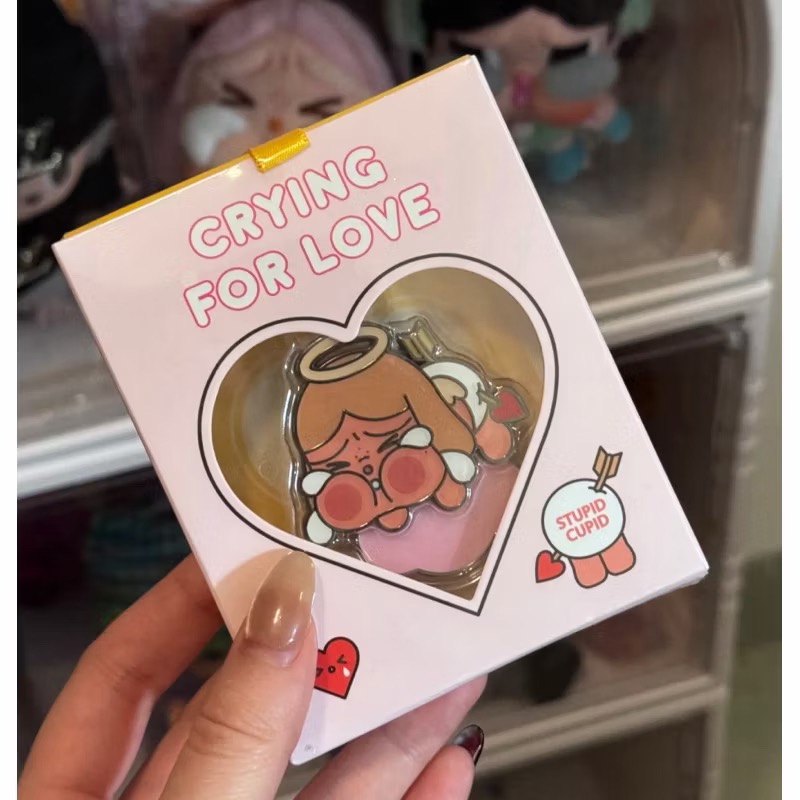《現貨》popmart 泡泡瑪特 哭娃Crybaby 愛神眼淚-情人節限定💌手機背夾💘徽章 毛絨鏡 天使徽章-規格圖7