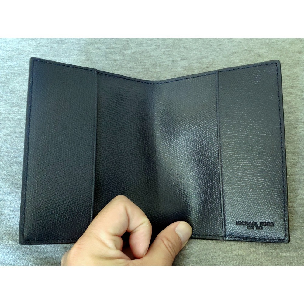 Michael Kors 深藍色防刮直條紋真皮證件/護照夾-M09703-細節圖4