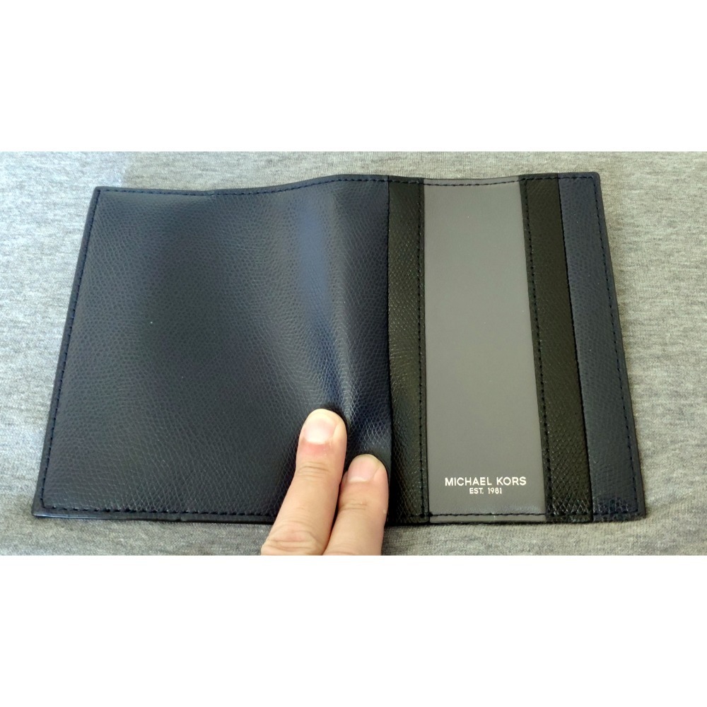 Michael Kors 深藍色防刮直條紋真皮證件/護照夾-M09703-細節圖5