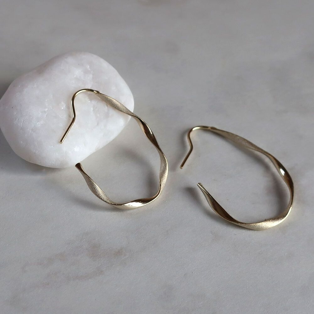 『VITA』【日製飾品｜不規則線條C字針式耳環】-細節圖5