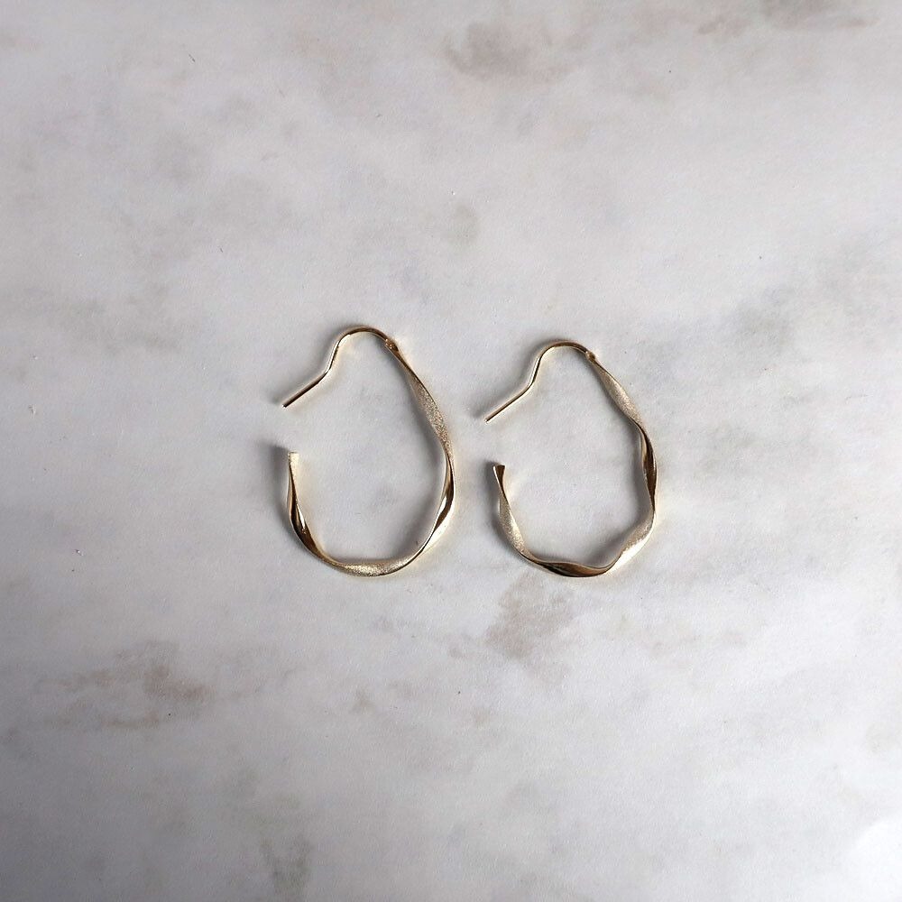 『VITA』【日製飾品｜不規則線條C字針式耳環】-細節圖6