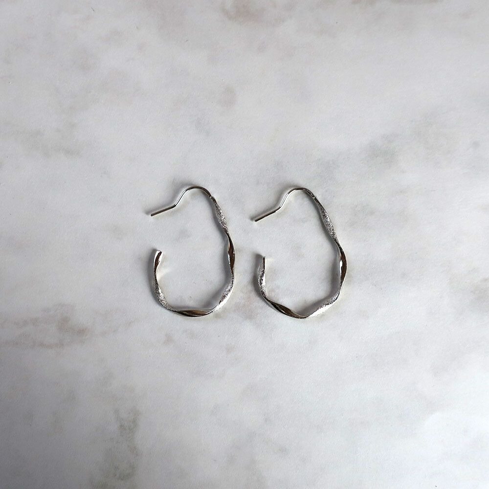 『VITA』【日製飾品｜不規則線條C字針式耳環】-細節圖7